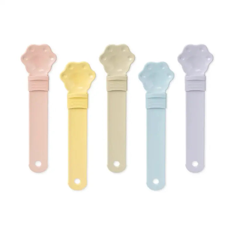 Interactive Cat Treat Dispenser: A Clean Feeding Solution for Your Feline Friend